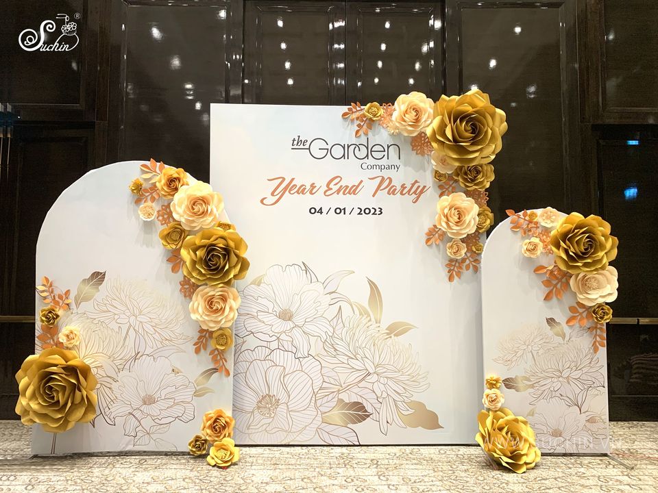Backdrop Year End Party mới lạ, độc đáo từ hoa giấy