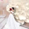 Hoa khổng lồ chụp hình cưới - Ảnh 5