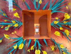 Hoa trang trí show window
