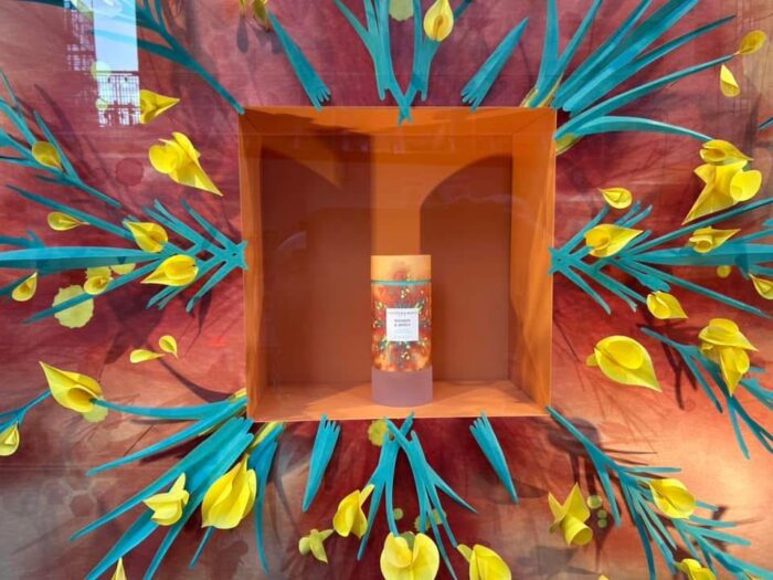 Hoa trang trí show window