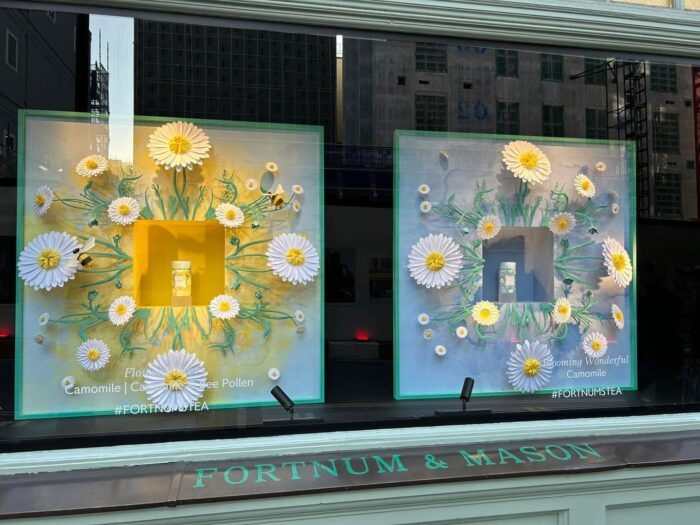 Hoa trang trí show window