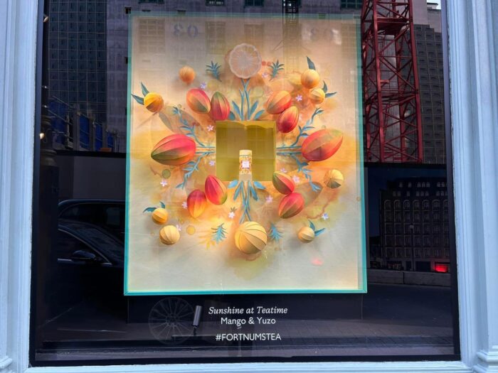 Hoa trang trí show window