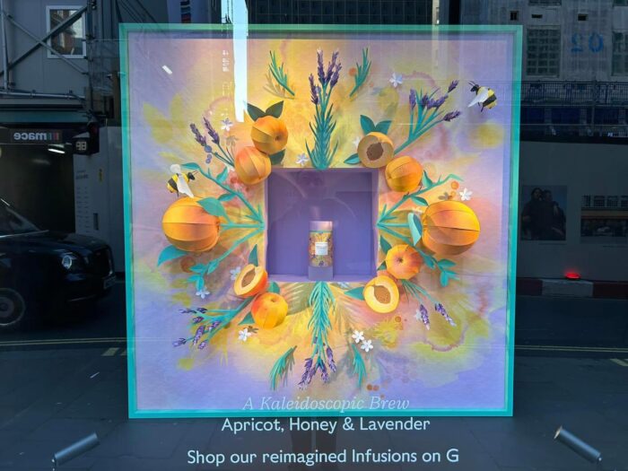 Hoa trang trí show window