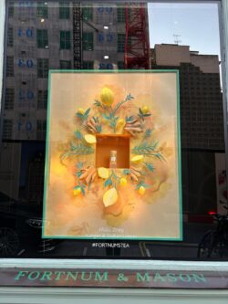 Hoa trang trí show window