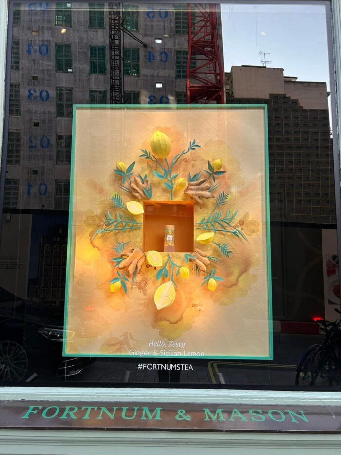 Hoa trang trí show window