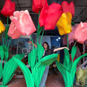 Hoa tulip khổng lồ - Điểm nhấn nổi bật cho không gian studio