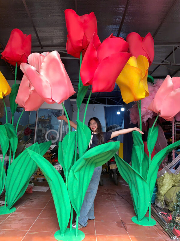 Hoa tulip khổng lồ - Điểm nhấn nổi bật cho không gian studio