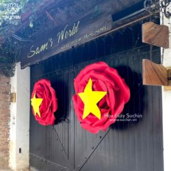 bông hoa hồng yêu nước khổng lồ